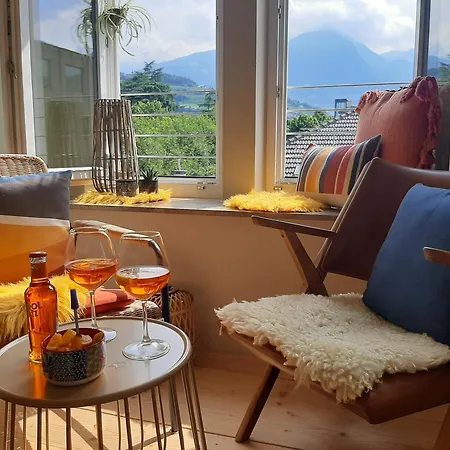 - 3 Schlafzimmer Fuer 6 Gaeste - 100 M2 Fuer Freunde & Familien - Grosse Kueche & Tisch Fuer 6 - Kostenlos Parken - Bahnhof 5 Min - Zentrum 10 Min - Jugendstilvilla Mit Bergblick - Gaestekarte Inklusiv Apartmán Merano